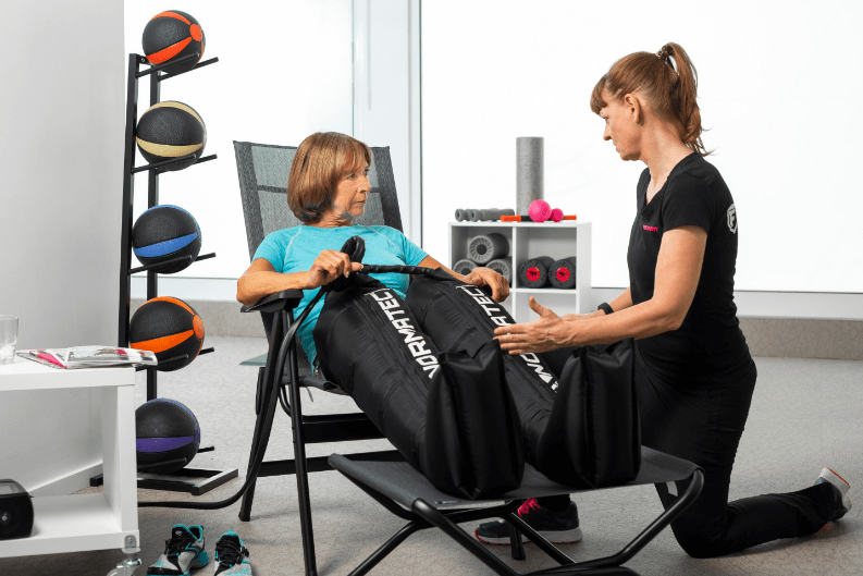 67-jähriges Mitglied Gesine H. genießt nach ihrem Training dynamische Lymphmassage in einem Mrs.Sporty Fitnessstudio